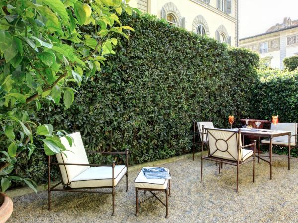 Hotel Regency - Small Luxury Hotels of the World : photo 3 de la chambre suite junior avec jardin privé