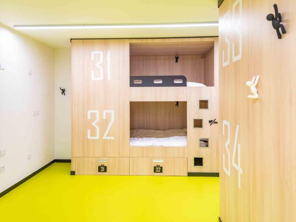 Hostel Le Hüb Grenoble : photo 1 de la chambre lit dans dortoir mixte de 8 lits 