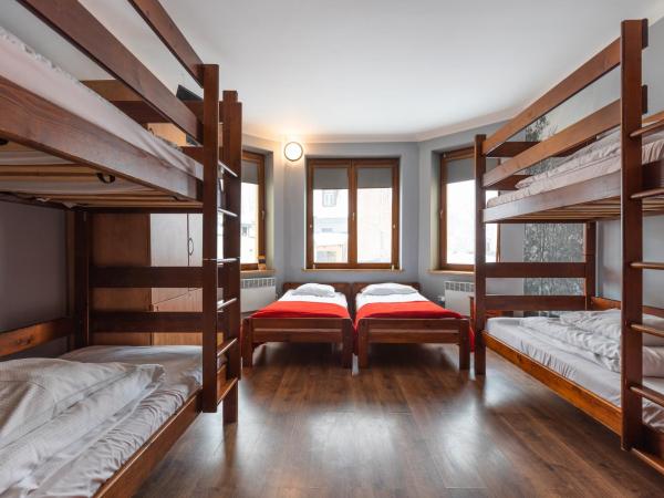 Top Hostel Pokoje Gościnne : photo 1 de la chambre chambre familiale avec salle de bains