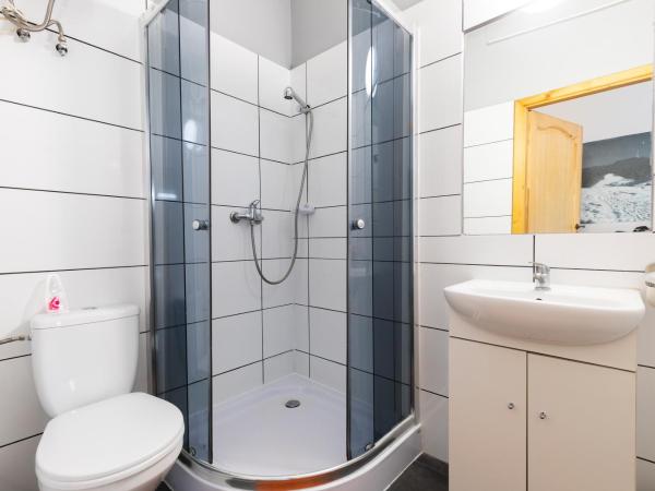 Top Hostel Pokoje Gościnne : photo 2 de la chambre chambre quadruple avec salle de bains