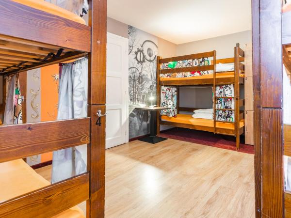 Top Hostel Pokoje Gościnne : photo 2 de la chambre lit dans dortoir communicant de 6 lits
