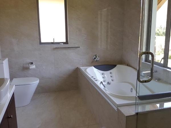 Golfcourse Road Chalets and Lodge : photo 5 de la chambre chambre lit king-size avec baignoire spa - lodge