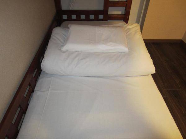 Nomad Hostel East : photo 3 de la chambre chambre lits jumeaux avec salle de bains commune