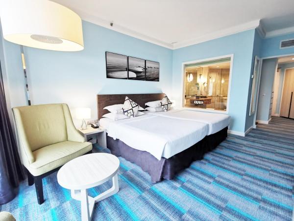 Thistle Johor Bahru : photo 7 de la chambre chambre lits jumeaux de luxe - vue sur mer
