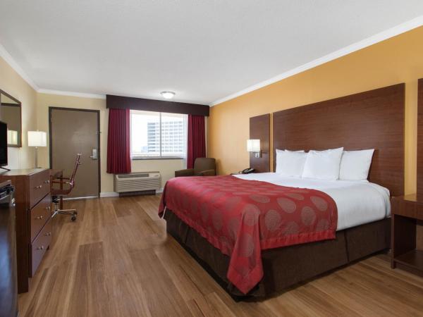 Ramada by Wyndham Tampa Westshore Airport South : photo 1 de la chambre chambre lit king-size - vue sur ville - non-fumeurs