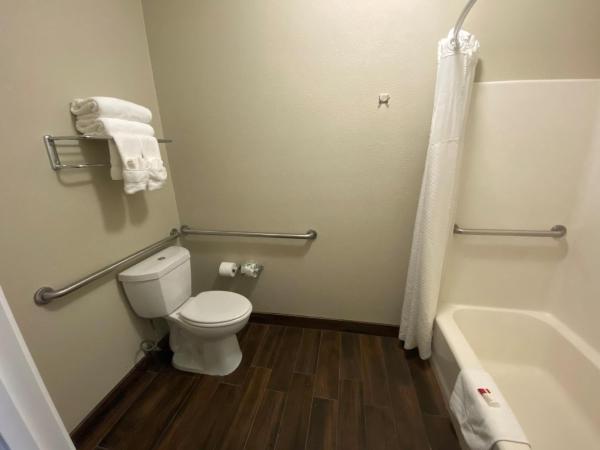 Baymont by Wyndham Colorado Springs : photo 5 de la chambre 1 queen bed, mobility accessible room with bathtub grab bars, non-smoking