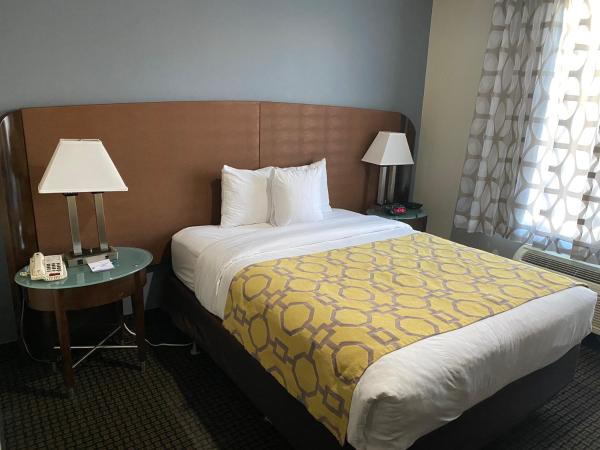 Baymont by Wyndham Colorado Springs : photo 2 de la chambre 1 queen bed, mobility accessible room with bathtub grab bars, non-smoking