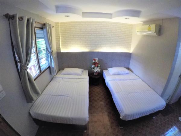 T & T Hostel Kanchanaburi : photo 2 de la chambre chambre lits jumeaux standard