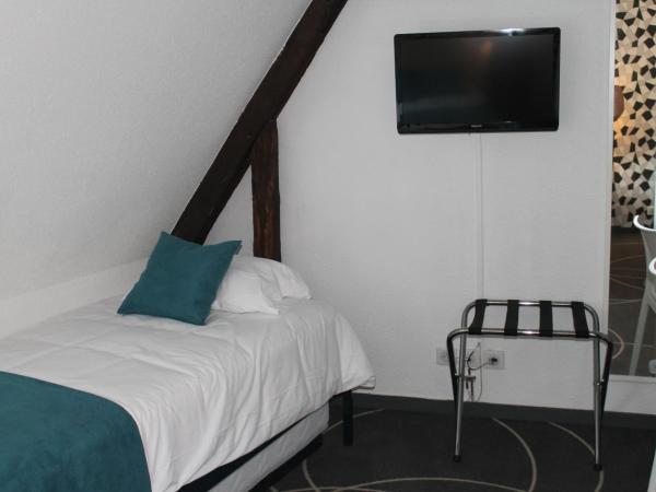 Hôtel Le Blason : photo 3 de la chambre chambre quadruple