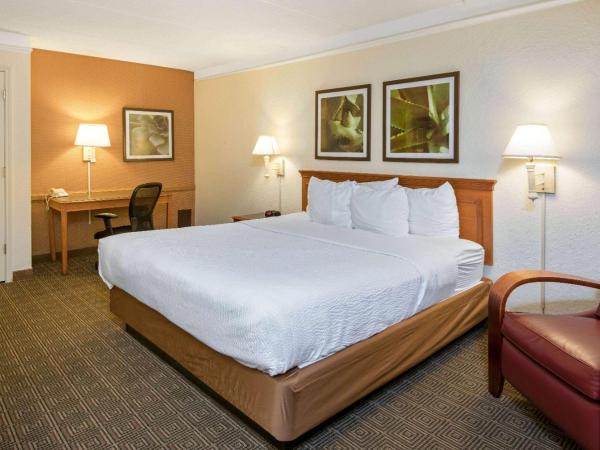 La Quinta Inn by Wyndham San Antonio Market Square : photo 1 de la chambre chambre lit king-size standard