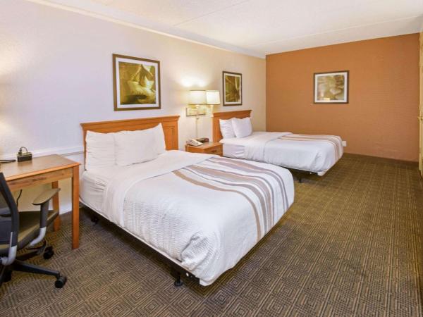 La Quinta Inn by Wyndham San Antonio Market Square : photo 1 de la chambre chambre adaptée aux personnes à mobilité réduite/malentendantes avec 2 lits doubles et douche accessible en fauteuil roulant - non-fumeurs