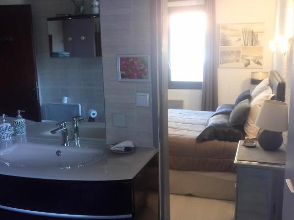 VILLA Zaphira : photo 6 de la chambre chambre double deluxe avec douche