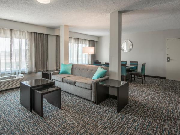 Crowne Plaza Memphis Downtown, an IHG Hotel : photo 3 de la chambre suite 1 chambre lit king-size avec canapé-lit