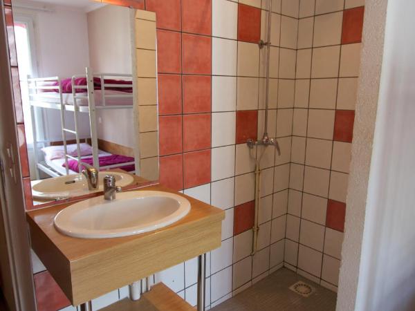 Auberge Internationale des Jeunes : photo 1 de la chambre chambre quadruple avec salle de bains privative