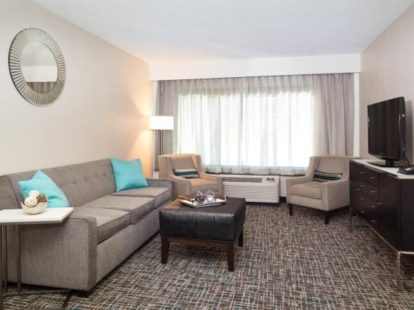 Crowne Plaza Memphis Downtown, an IHG Hotel : photo 7 de la chambre suite junior lit king-size avec canapé-lit