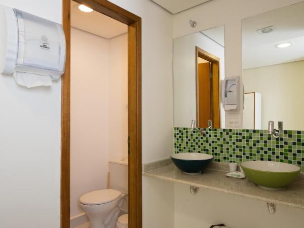Brazilodge All Suites Hostel : photo 3 de la chambre lit simple dans dortoir pour hommes de 8 lits avec salle de bains privative