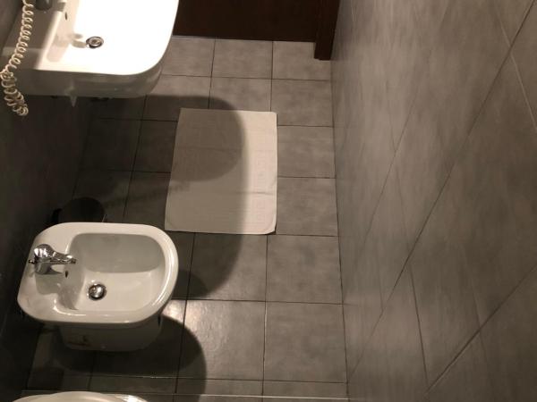 Ai Leoni : photo 2 de la chambre chambre double avec salle de bains privative