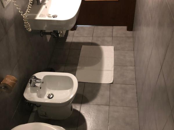 Ai Leoni : photo 3 de la chambre chambre double avec salle de bains privative