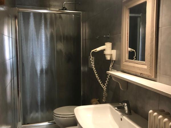 Ai Leoni : photo 4 de la chambre chambre double avec salle de bains privative