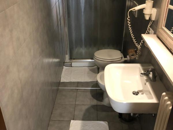 Ai Leoni : photo 5 de la chambre chambre double avec salle de bains privative