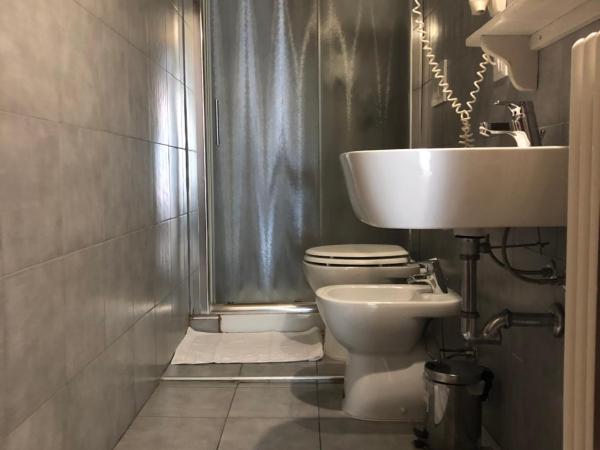 Ai Leoni : photo 6 de la chambre chambre double avec salle de bains privative