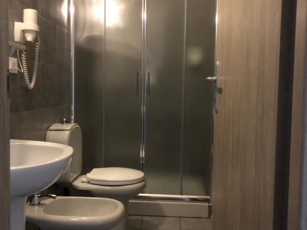 Ai Leoni : photo 3 de la chambre chambre simple avec salle de bains privative