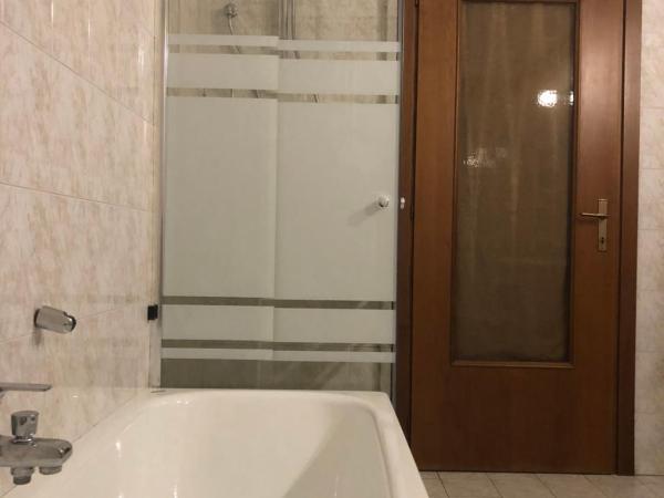 Ai Leoni : photo 3 de la chambre chambre double avec salle de bains commune