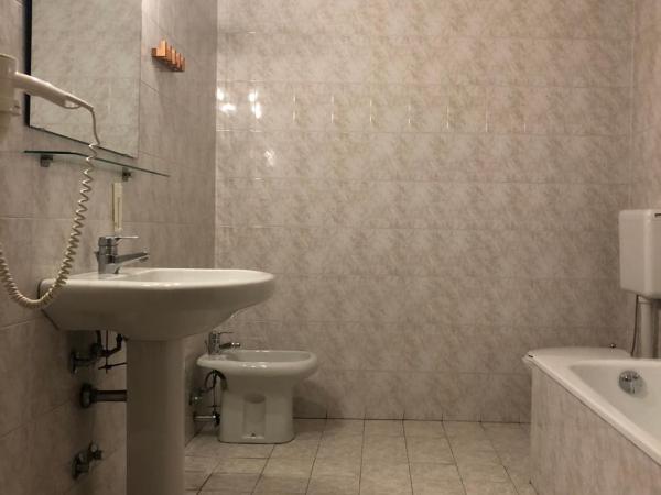 Ai Leoni : photo 5 de la chambre chambre double avec salle de bains commune