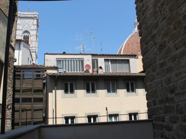 Donati Luxury Tower Suites : photo 8 de la chambre michelangelo - suite with private jacuzzi® with partial duomo view