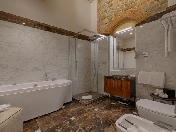 Donati Luxury Tower Suites : photo 2 de la chambre raffaello - deluxe suite duomo view with spa bath