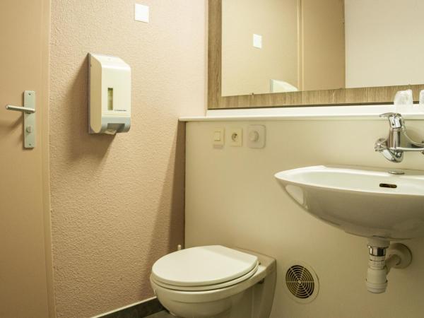 initial by balladins La Roche-sur-Yon : photo 3 de la chambre chambre familiale (2 adultes et 2 enfants)