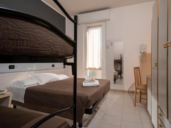 Hotel Petrarca : photo 2 de la chambre chambre quadruple Économique