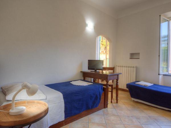 Club Nautico Savona : photo 6 de la chambre chambre familiale avec salle de bains commune