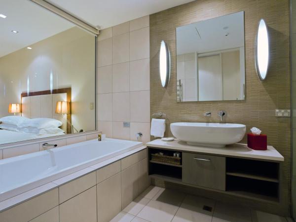 The Rees Hotel & Luxury Apartments : photo 5 de la chambre chambre lit king-size supérieure