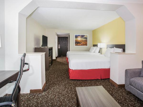 Days Inn by Wyndham Phoenix North : photo 2 de la chambre suite lit queen-size – non-fumeurs