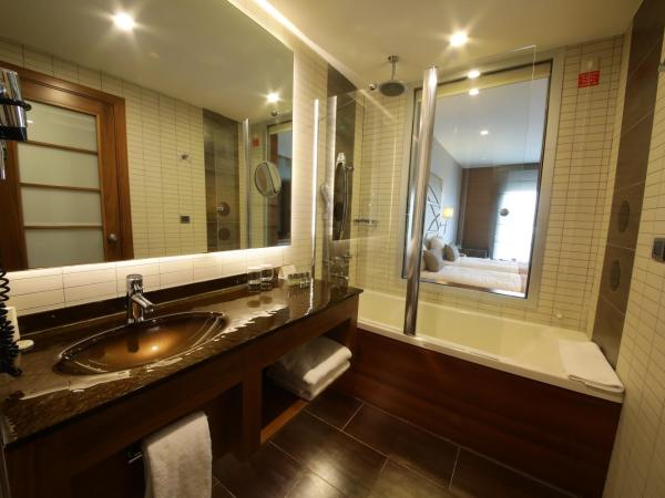 Cevahir Hotel Istanbul Asia : photo 4 de la chambre chambre lits jumeaux supérieure - vue sur terres