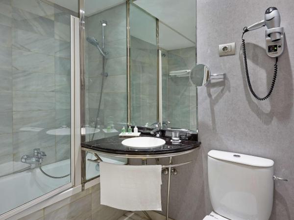 NH Bilbao Deusto : photo 7 de la chambre chambre double ou lits jumeaux standard