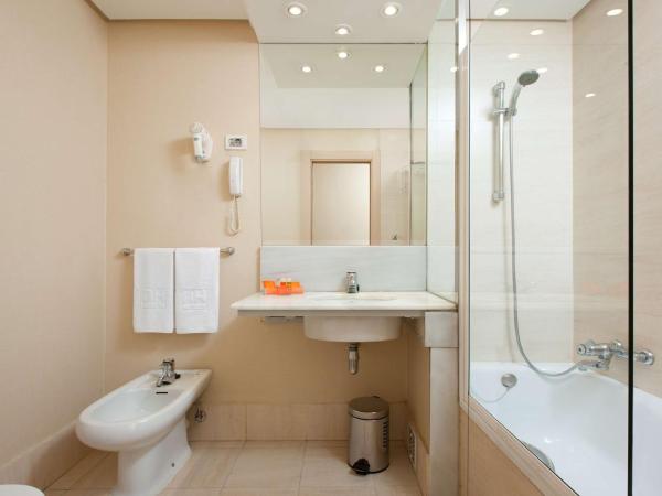 NH Bilbao Deusto : photo 8 de la chambre chambre double ou lits jumeaux standard