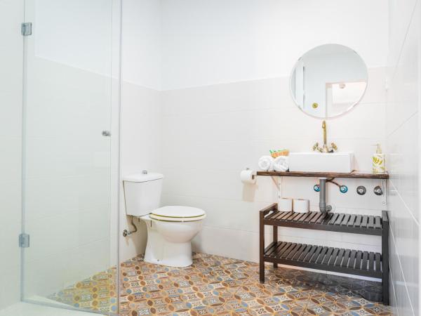 Dulces Dreams Boutique Hotel : photo 4 de la chambre chambre quadruple avec salle de bains