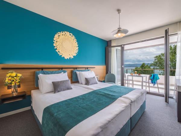 Hotel Nestos : photo 2 de la chambre chambre double ou lits jumeaux avec balcon et vue latérale sur la mer