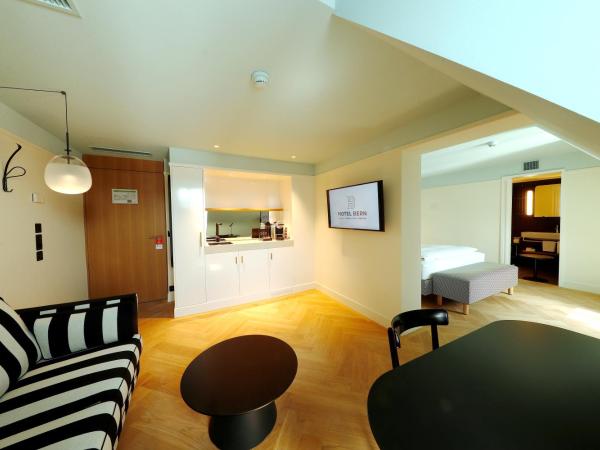 Best Western Plus Hotel Bern : photo 2 de la chambre appartement avec lit double et canapé-lit