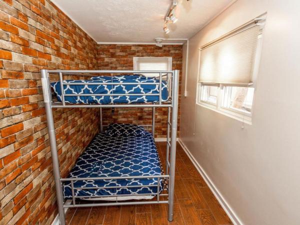 The Beach Waikiki Boutique Hostel : photo 1 de la chambre petite chambre lits jumeaux