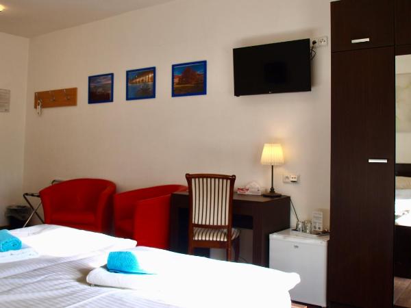 Pension Village : photo 10 de la chambre chambre triple basique avec salle de bains commune