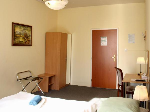 Pension Village : photo 1 de la chambre chambre double avec salle de bains commune