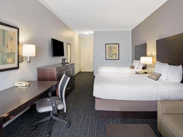 Sonesta Essential Houston Westchase : photo 4 de la chambre two queen beds deluxe room with sitting - non-smoking area and sofa bed