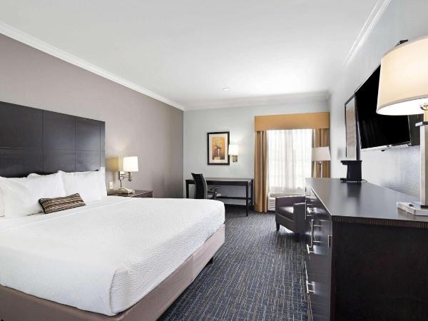 Sonesta Essential Houston Westchase : photo 6 de la chambre chambre lit king-size standard avec 1 lit king-size