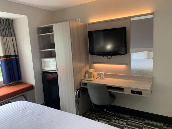 Microtel Inn by Wyndham Charlotte Airport : photo 7 de la chambre chambre lit king-size deluxe - non-fumeurs 