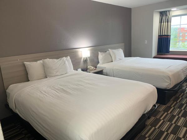 Microtel Inn by Wyndham Charlotte Airport : photo 1 de la chambre chambre 2 lits queen-size - accessible aux personnes à mobilité réduite - non-fumeurs