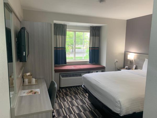 Microtel Inn by Wyndham Charlotte Airport : photo 4 de la chambre suite lit queen-size – non-fumeurs