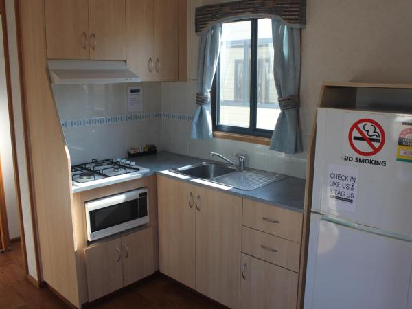 Capital Country Holiday Park : photo 2 de la chambre rosella villa